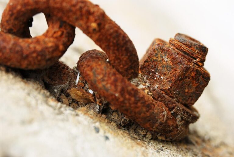 Corrosion de un metal es un cambio fisico o quimico Corrosion de un metal es un cambio fisico o quimico